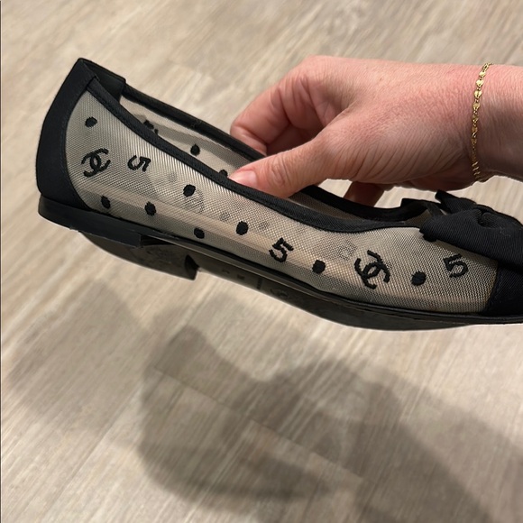 Chanel Black Polka Dot Bow Flats - Picture 2 of 4